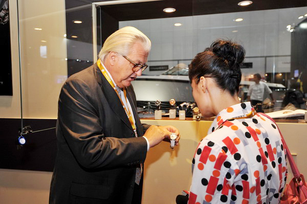 Jerome De Witt, founder of Montres DeWitt SA, is showing his production to a visitor. [Photo / China Daily] 