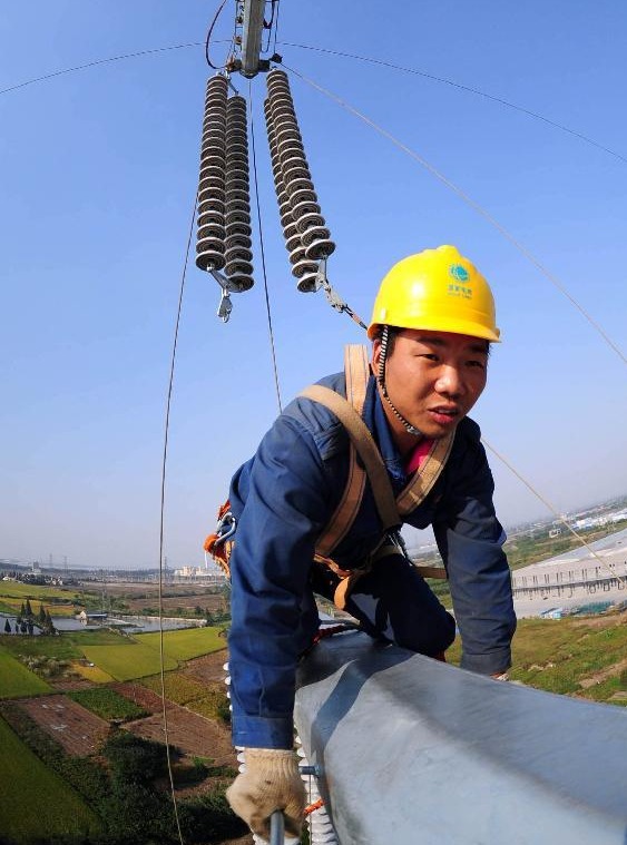 An electrian works in Wuhu, east China's Anhui Province, Oct. 1, 2012. People around China enjoy themselves in various ways during the Mid-Autumn Festival and Chinese National Day holiday, which lasts from Sept. 30 to Oct. 7.[Photo/Xinhua]