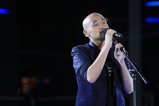 Contestant Li Daimo performs at the finale of the Voice of China on September 30, 2012. [Photo/hejiang Radio and TV] 