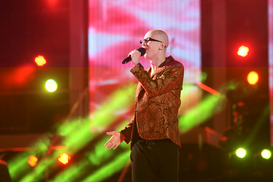Contestant Ping An performs at the grand finale of the Voice of China on September 30, 2012. [Photo/hejiang Radio and TV]