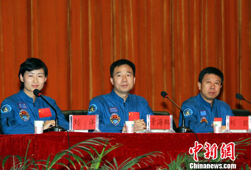 Three astronauts of the Shenzhou-9 mission who conducted China's first manned space docking in June were given medals for their service to the country's space endeavors.