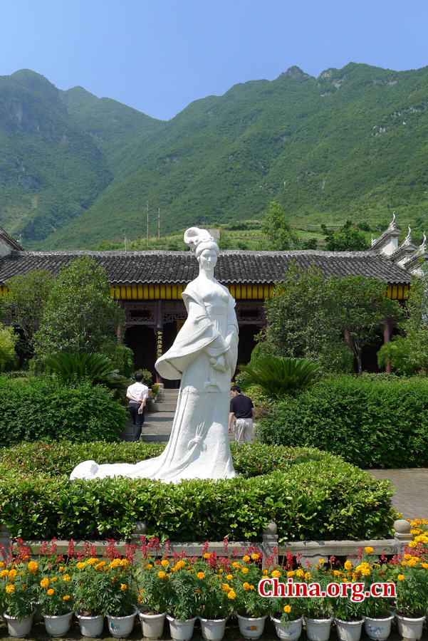 Baoping, near the city of Yichang, Hubei Province, is a charming little village that has been preserved in its original state in order to honor the memory of a woman who was born there and became famous for her beauty:Wang Zhaojun.