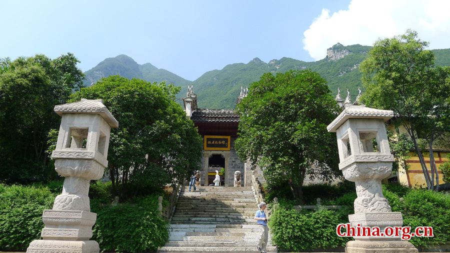 Baoping, near the city of Yichang, Hubei Province, is a charming little village that has been preserved in its original state in order to honor the memory of a woman who was born there and became famous for her beauty:Wang Zhaojun.