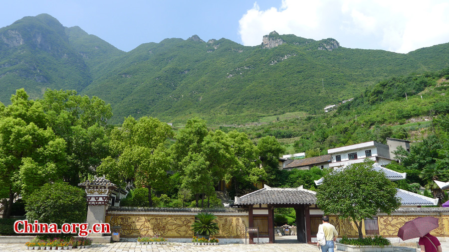 Baoping, near the city of Yichang, Hubei Province, is a charming little village that has been preserved in its original state in order to honor the memory of a woman who was born there and became famous for her beauty:Wang Zhaojun.