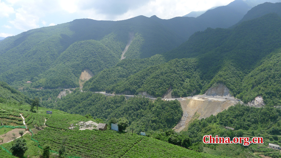 Shennongjia locates at the confluence of Yangtze river and Han river, the border between Sichuan and Hubei province. It is boasted as the ridge of central China and the only oasis lies at 30 degree north latitude.