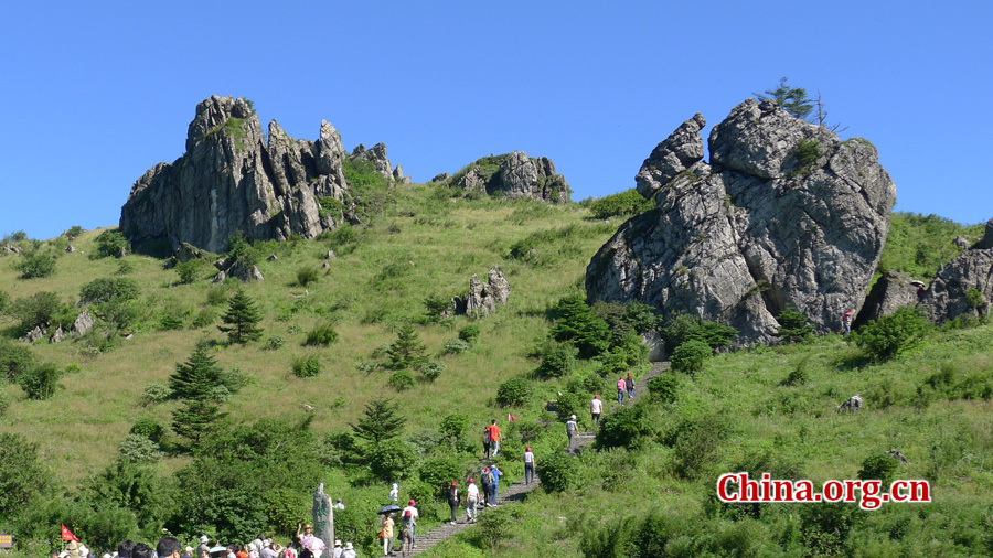 Shennongjia locates at the confluence of Yangtze river and Han river, the border between Sichuan and Hubei province. It is boasted as the ridge of central China and the only oasis lies at 30 degree north latitude.