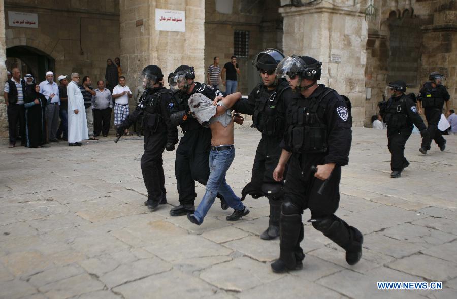 Israeli riot police arrest a Palestinian stone-thrower during clashes outside Al Aqsa Mosque in the compound known to Muslims as Noble Sanctuary and to Jews as Temple Mount in Jerusalem's Old City, Oct. 5, 2012. 