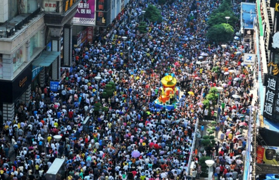 Thousands of people took part in the parade to celebrate Nationa Day in Liuzhou City,Guangxi Monday. 