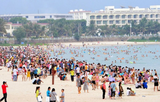 To enjoy an eight-day National Day holiday, thousands of people traveled to the beach in Sanya on Oct.1. Monday marks the 63rd founding anniversary of the People's Republic of China. 