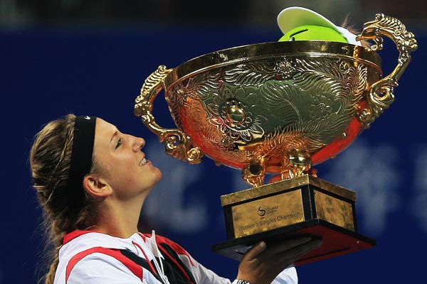 Victoria Azarenka displays the China Open tennis trophy on Sunday night following her comprehensive defeat of Maria Sharapova.[Photo/ China Daily]