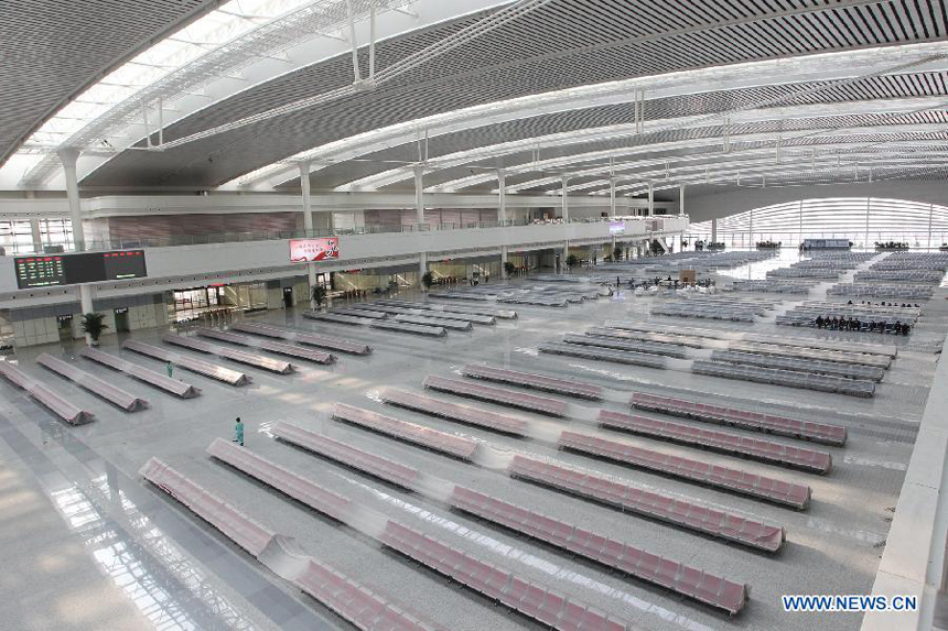 Photo taken on Oct. 8, 2012 shows the waiting room of the Dalian North Railway Station, a terminus of the new Harbin-Dalian High-Speed Railway, in Dalian, northeast China&apos;s Liaoning Province. 