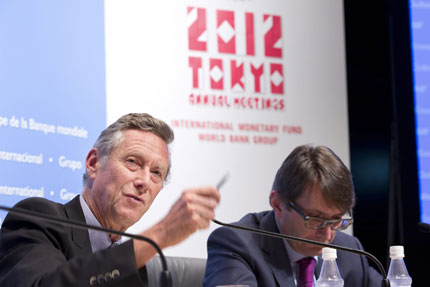 Olivier Blanchard (left), the International Monetary Fund's economic counselor and director of the research department, and IMF Division Chief Thomas Heibling hold a news briefing on the fund's World Economic Outlook in Tokyo Tuesday. [File Photo]