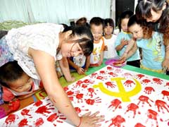 手印绘党旗 喜迎十八大 Kids create a handprint Party flag