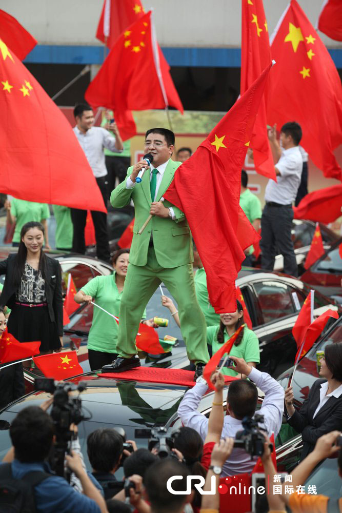 2012年10月10日，南京，陈光标举行以旧车换新车仪式，43个在抗议钓鱼岛事件中被砸的日系车主获得了陈光标赠送的国产吉利帝豪汽车。