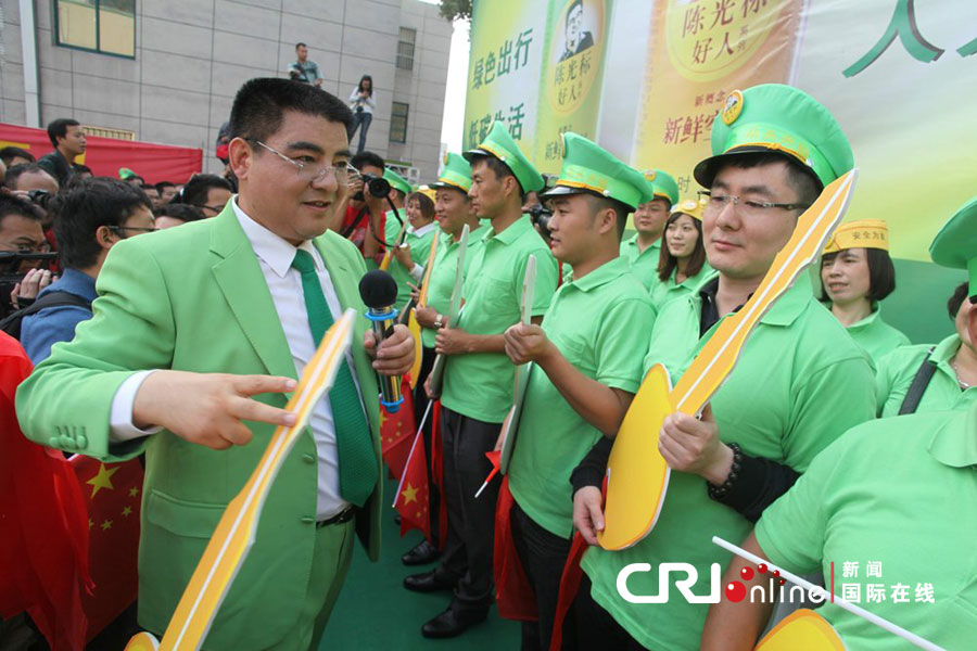 2012年10月10日，南京，陈光标举行以旧车换新车仪式，43个在抗议钓鱼岛事件中被砸的日系车主获得了陈光标赠送的国产吉利帝豪汽车。