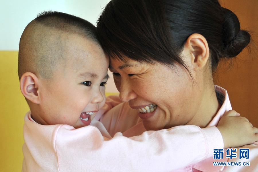 在潍坊儿童福利院，杨守伟是孤残儿童的“妈妈”（9月26日摄）。[新华社]
