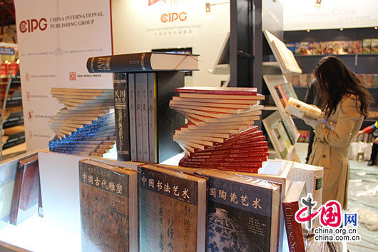 第42届伦敦书展于当地时间4月16日开幕，中国国际出版集团（中国外文局）共携带972种图书参加本次书展。