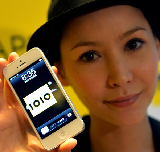 The first buyer of Apple's new iPhone 5 in Hong Kong, China shows the phone on Sept. 21, 2012. [Photo/Xinhua]