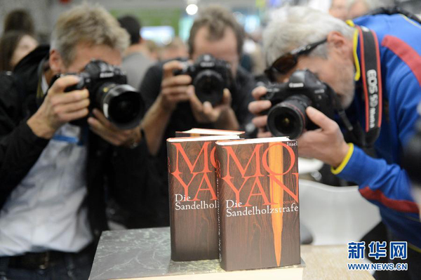 Photo journalists take photos of works of Chinese writer Mo Yan at the 64th Frankfurt Book Fair in Frankfurt, western Germany, Oct.11, 2012. After Chinese writer Mo Yan won the 2012 Nobel Prize in Literature, his works became popular among the journalists and audiences during the Frankfurt Book Fair. [Xinhua]