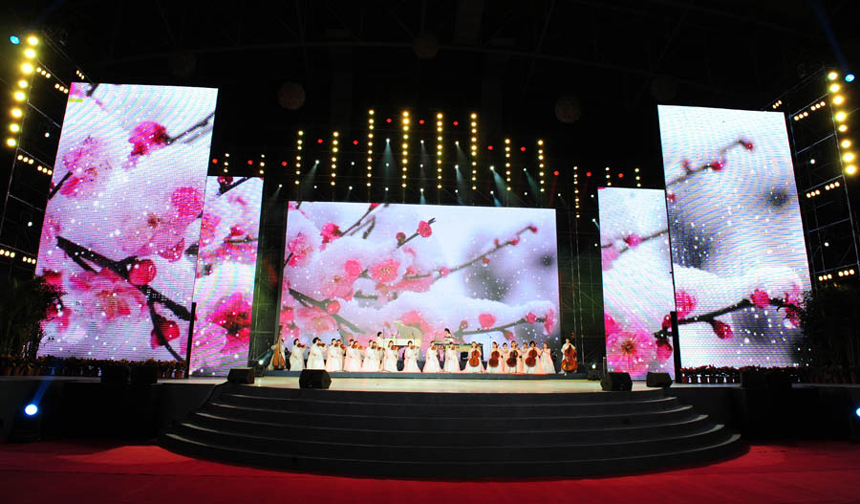 Artists from the Democratic People&apos;s Republic of Korea (DPRK) give performance at the opening ceremony of the 2012 China-DPRK Economic, Trade, Cultural and Tourism Expo in Dandong, northeast China&apos;s Liaoning Province, Oct. 12, 2012. The five-day event which kicked off here on Friday has attracted over 400 exhibitors. A DPRK delegation of about 500 members will attend the expo.