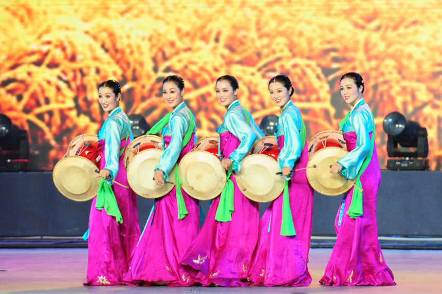 Artists from the Democratic People&apos;s Republic of Korea (DPRK) stage a drum dance at the opening ceremony of the 2012 China-DPRK Economic, Trade, Cultural and Tourism Expo in Dandong, northeast China&apos;s Liaoning Province, Oct. 12, 2012. The five-day event which kicked off here on Friday has attracted over 400 exhibitors. A DPRK delegation of about 500 members will attend the expo. 