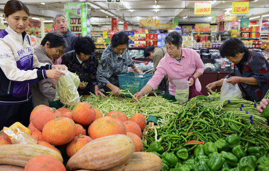 Shoppers selecting vegetables at a supermarket in Rizhao city in East China's Shandong province. Chinese people are very concerned about the quality of what they eat, especially those who are comparatively older (aged 31 to 50), according to a report from Ipsos. [Photo/China Daily] 