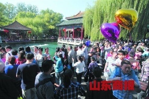 Holiday tourists swarm scenic spots in Shandong