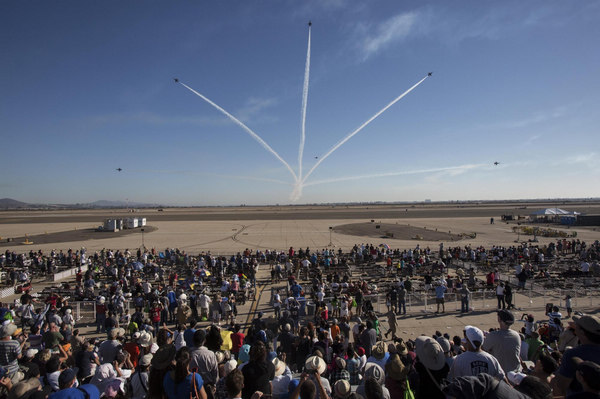 Spectators watch the aerobatic flight during the Miramar Air Show in San Diego, California, the United States, on Oct 14, 2012. [Xinhua] 