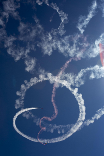 Planes perform during the Miramar Air Show in San Diego, California, the United States, on Oct 14, 2012. [Xinhua] 