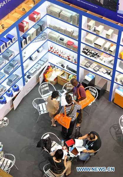 People select merchandise at an exhibition hall of the 112th China Import and Export Fair in Guangzhou, capital of south China's Guangdong Province, Oct. 15, 2012.