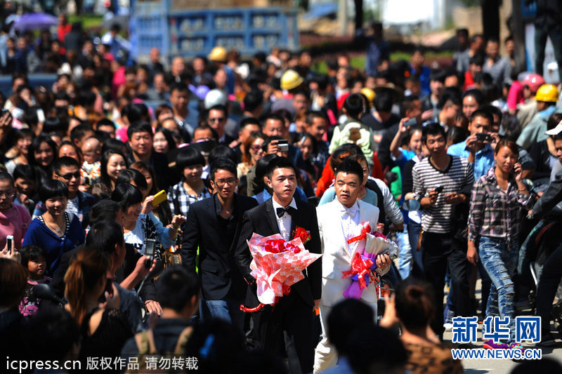 During the National Day holidays, 24-year-old Lu Zhong and his gay partner 20-year-old Liu Wanqiang held a public wedding ceremony in their hometown of Ningde, Fujian province. The couple met and fell in love 2 years ago and their engagement in Dongguan caused a big stir throughout China.