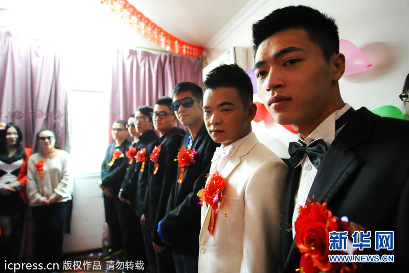 During the National Day holidays, 24-year-old Lu Zhong and his gay partner 20-year-old Liu Wanqiang held a public wedding ceremony in their hometown of Ningde, Fujian province. The couple met and fell in love 2 years ago and their engagement in Dongguan caused a big stir throughout China.