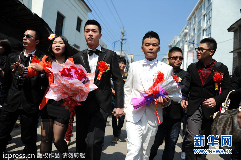 During the National Day holidays, 24-year-old Lu Zhong and his gay partner 20-year-old Liu Wanqiang held a public wedding ceremony in their hometown of Ningde, Fujian province. The couple met and fell in love 2 years ago and their engagement in Dongguan caused a big stir throughout China.