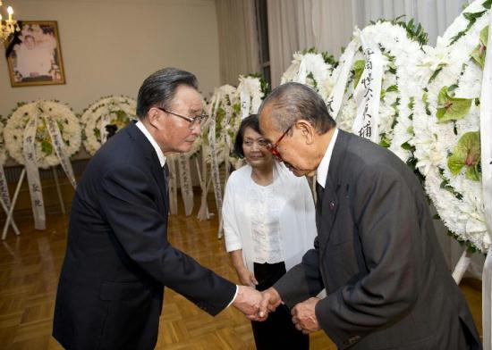 Wu Bangguo(L), chairman of the Standing Committee of the National People's Congress, visits the Embassy of Cambodia in China to express his condolence and sympathy following the death of Cambodian King-Father Norodom Sihanouk in Beijing, capital of China, Oct. 16, 2012.[Xinhua]