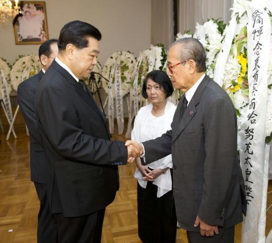 Jia Qinglin(L), chairman of the National Committee of the Chinese People's Political Consultative Conference, visits the Embassy of Cambodia in China to express his condolence and sympathy following the death of Cambodian King-Father Norodom Sihanouk in Beijing, capital of China, Oct. 16, 2012.