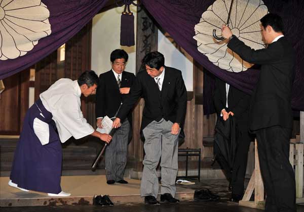 10月17日傍晚，日本自民党总裁安倍晋三参拜了位于东京九段北的靖国神社。[中新网]