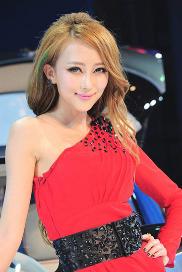 Qu Yutong,one of the 'Top 10 auto show models in China of 2012'by China.org.cn.