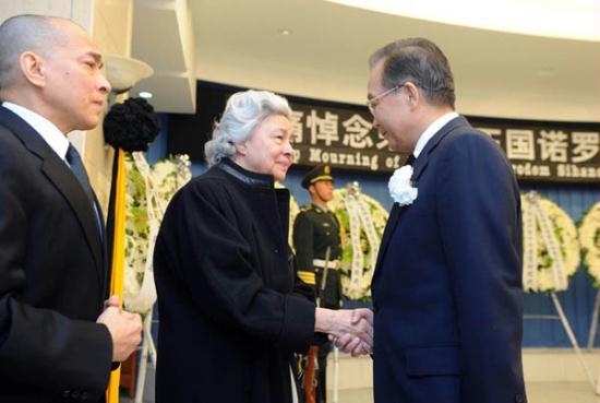 Chinese Premier Wen Jiabao (R) shakes hands with Cambodian Queen Mother Norodom Monineath Sihanouk during the farewell ceremony of Cambodian King-Father Norodom Sihanouk in Beijing, capital of China, Oct. 17, 2012.