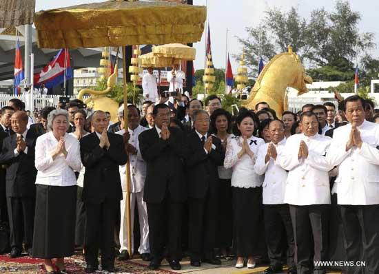 (L to R, front) Cambodian Queen-Mother Norodom Monineath Sihanouk, King Norodom Sihamoni, Prime Minister Hun Sen and Chinese State Councilor Dai Bingguo, who escorted the coffin of late Cambodian King-Father Norodom Sihanouk to Cambodia, are seen at the airport of Phnom Penh, Cambodia, Oct. 17, 2012. 