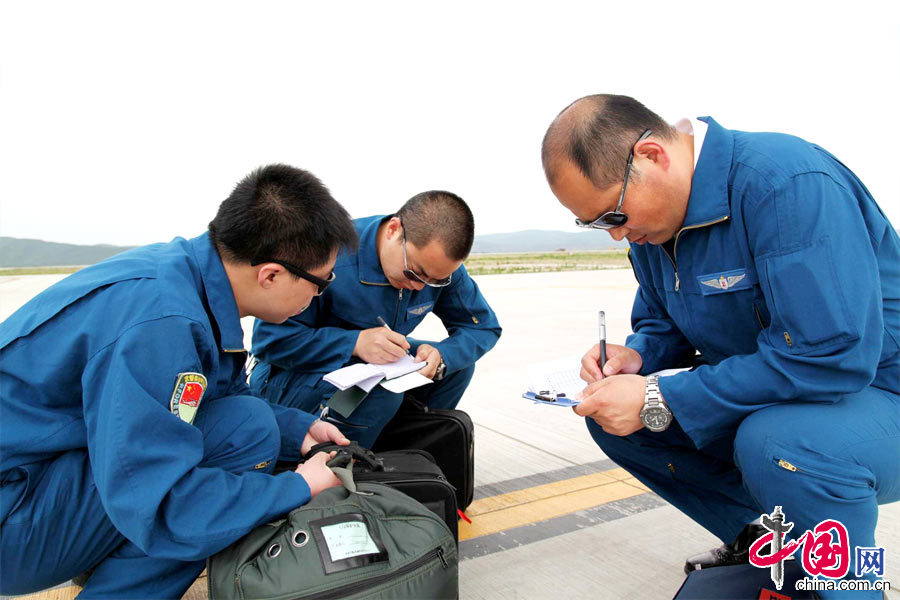 王兴坤带领机组人员进行任务前准备。[中国网图片库 韩兴华 摄影]