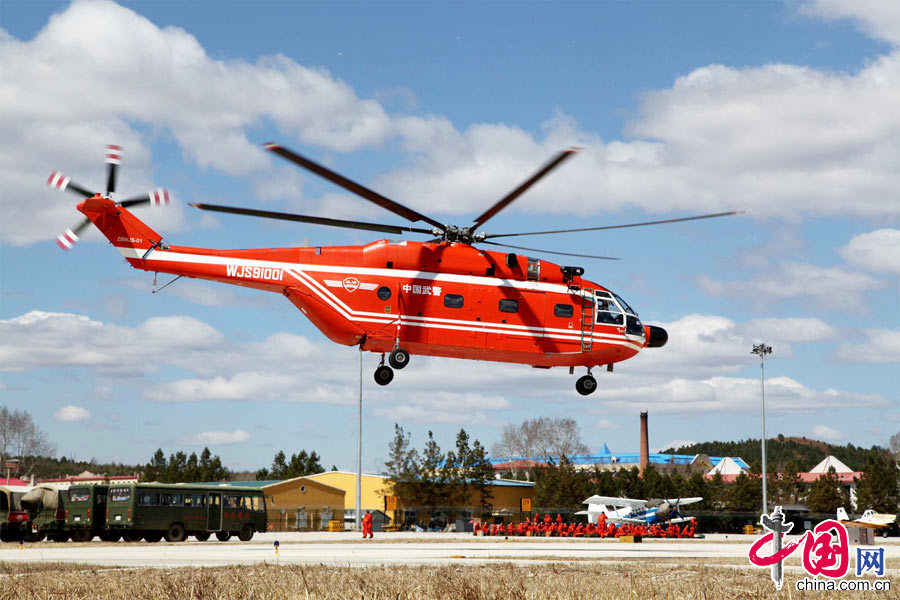 王兴坤每次总是第一个驾驶直升机升空。[中国网图片库 韩兴华 摄影]