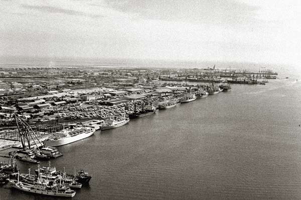 A bird's-eye view of Tianjin Port in the photo taken in 1984. [File Photo/Xinhua]