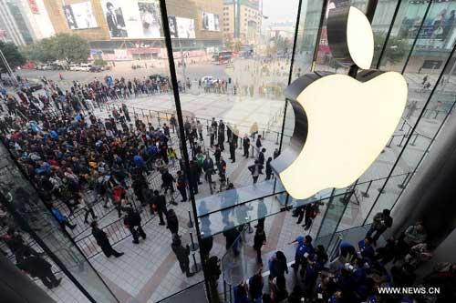 Customers wait to enter the new Wangfujing Apple Store in Beijing, capital of China, Oct. 20, 2012. Apple Inc. opened its sixth retail store on the Chinese mainland Saturday in Beijing's Wangfujing commercial area. The new store is Apple's largest retail store in Asia. [Xinhua]