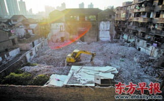 Local cultural heritage authorities have decided to protect the former site and remaining parts of a 150-year-old downtown building that was nearly completely demolished by a developer, ignoring a stop order.[Photo/dfdaily.com]