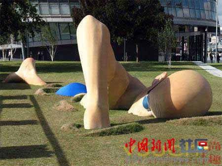 A controversial sculpture in China [Source: bbs.chinanews.com] 