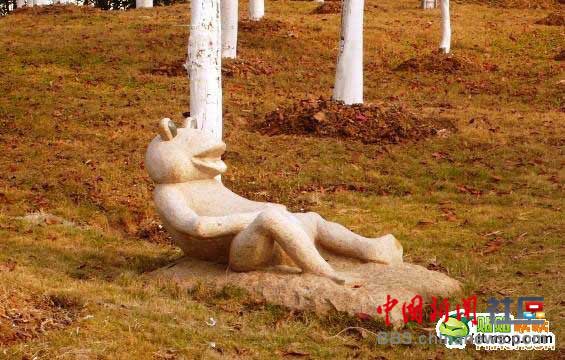 A controversial sculpture in China [Source: bbs.chinanews.com]