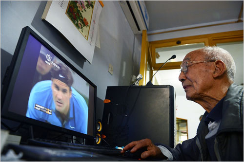 Huang Xingqiao(left) with his tennis partner Li Qizhong, who is in his late sixties on October 18, 2012.