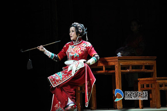 Liu Xiaoqing performs drama 'Fenghua Juedai' in Yantai