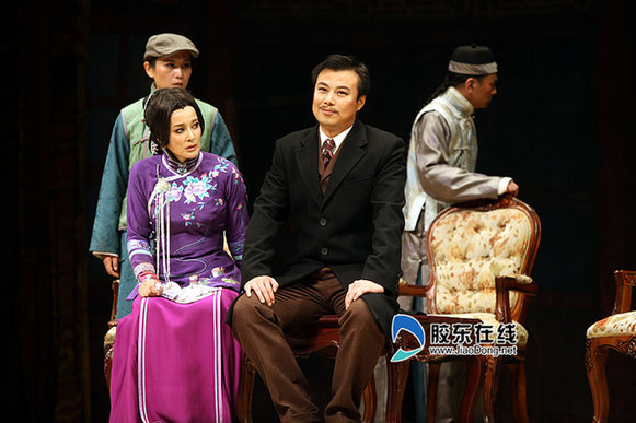 Liu Xiaoqing performs drama 'Fenghua Juedai' in Yantai