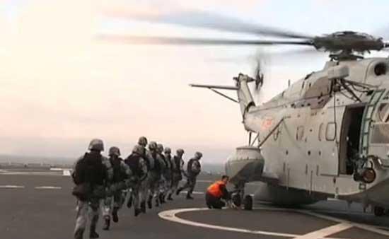A South China Sea Fleet marine brigade has conducted coordinated drills to practice disembarking from helicopters to ships.